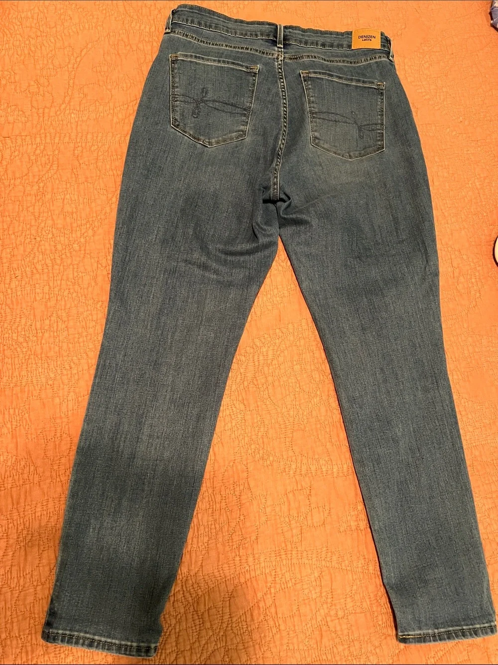 Levi's Skinny Jeans in Mid Blue Wash
